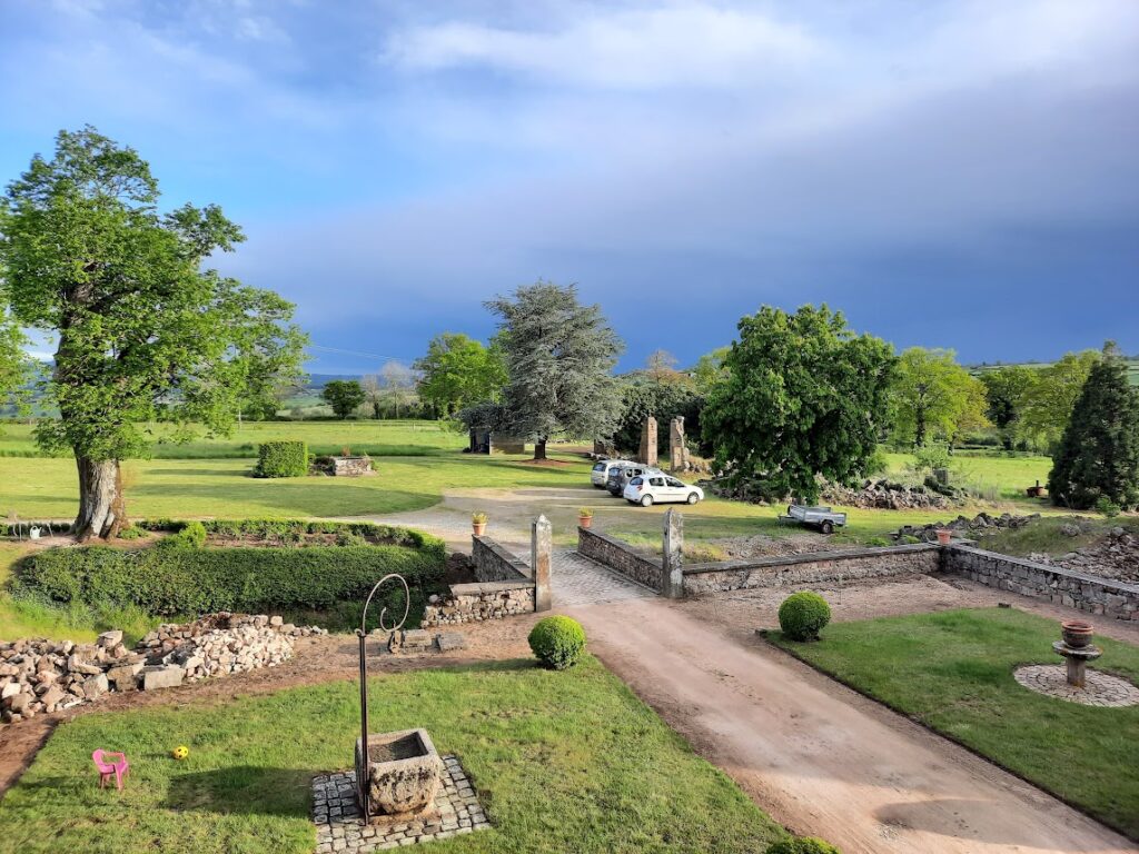 sallebrune, château, gîte, auvergne